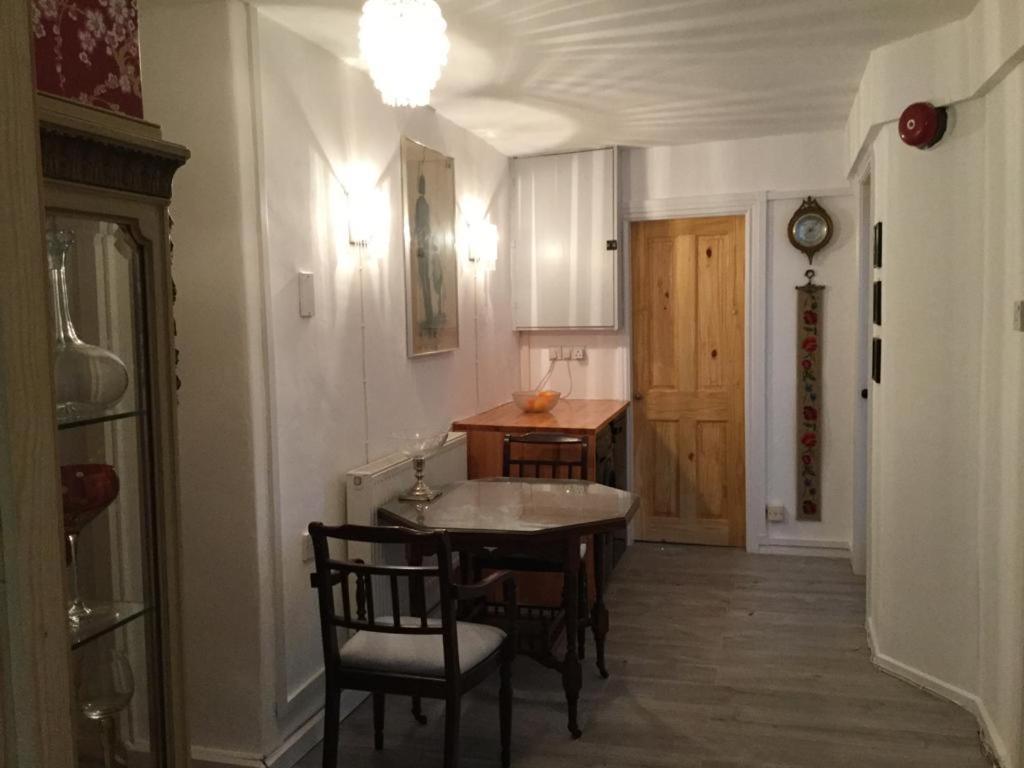 Garden Flat 1 Bed & Breakfast Llandudno Bagian luar foto